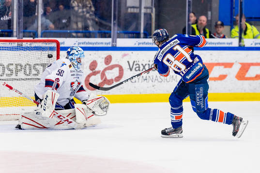 Växjös Fredrik Karlström gör mål 2-0 på staff