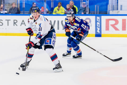 Linköpings Olle Lycksell jagas av Växjös Emil Pettersson