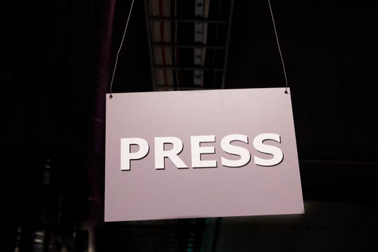 En skylt med hänvisning för Press och media