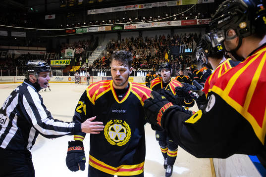 Brynäs Emil Molin jublar