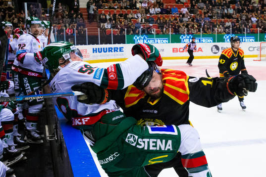 Frölundas Simon Hjalmarsson tacklas av Brynäs Johan Alcén