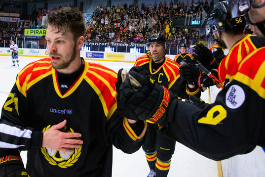 Brynäs Emil Molin och Anton Rödin jublar
