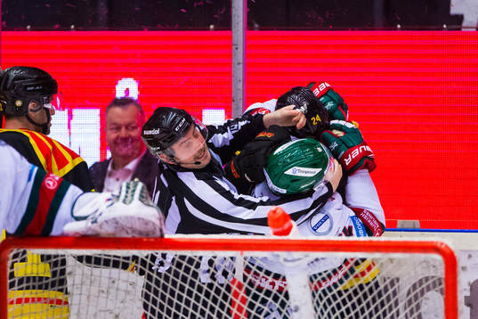 Frölundas Max Friberg och Brynäs Emil Molin i ett bråk