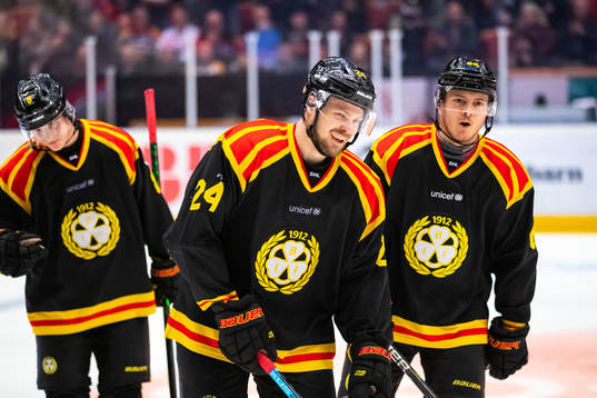 Brynäs Emil Molin jublar med Victor Söderström  och
