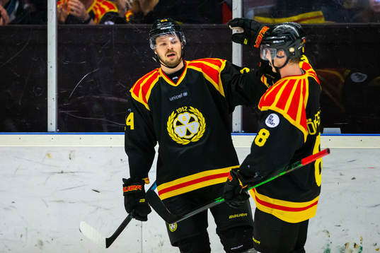 Brynäs Emil Molin jublar med Victor Söderström