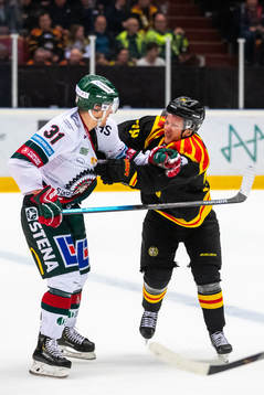 Frölundas Nicklas Lasu och Brynäs Daniel Mannberg i bråk