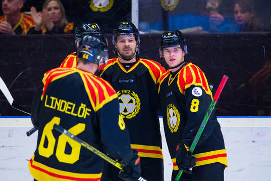 Brynäs Emil Molin jublar med Alexander Lindelöf och