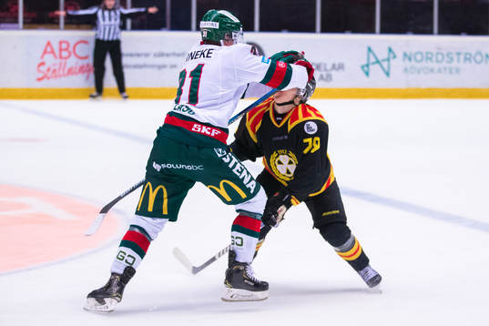 Frölundas Nicklas Lasu och Brynäs Daniel Mannberg i ett