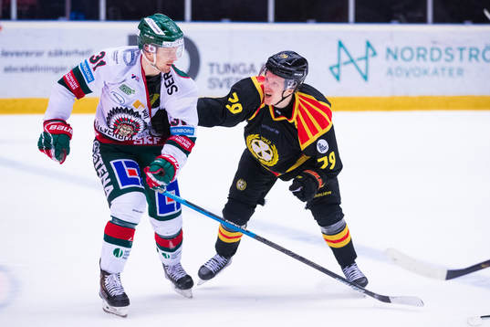 Frölundas Nicklas Lasu och Brynäs Daniel Mannberg i ett