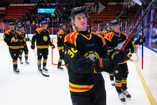 Brynäs Linus Ölund jublar med lagkamrater