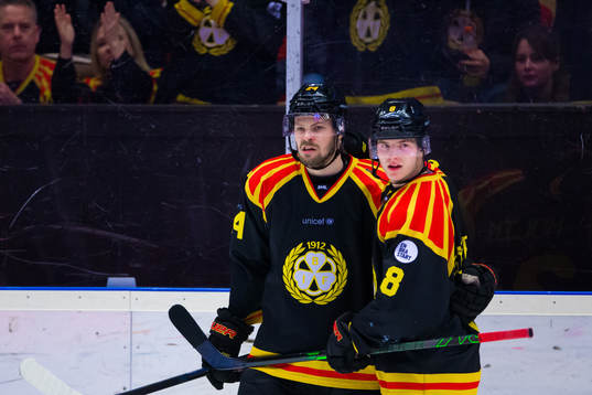 Brynäs Emil Molin jublar med Victor Söderström