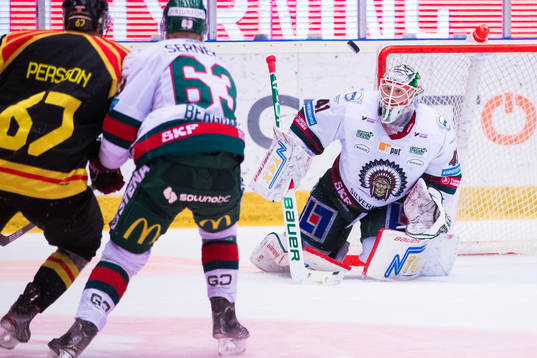 Frölundas målvakt Niklas Rubin med en räddning