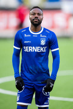 IFK Göteborgs Nzuzi Toko innan fotbollsmatchen i Svenska