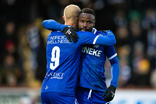 IFK Göteborgs Robin Söder jublar med Nzuzi Toko