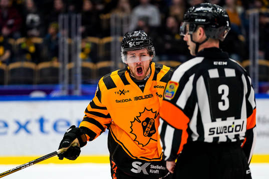 Skellefteås Arvid Lundberg är arg på domare Linus Öhlund