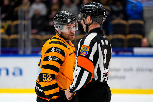 Skellefteås Arvid Lundberg är arg på domare Linus Öhlund