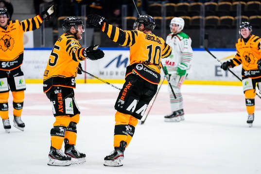 Skellefteås Joakim Lindström och Oscar Möller jublar