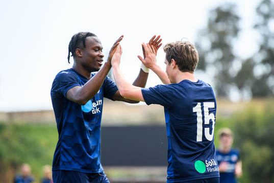 Helsingborgs Noel Mbo och Max Svensson jublar