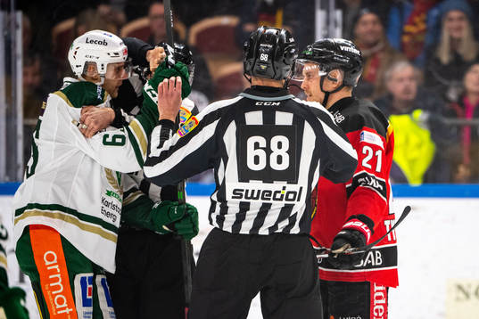 Färjestads Vojtech Mozik och Luleås Juhani Tyrväinen i