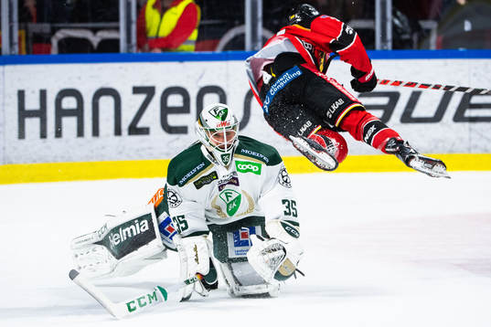Färjestads målvakt Markus Svensson och Luleås Radek Muzik
