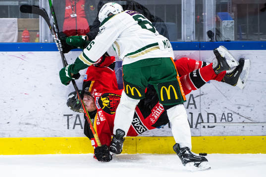 Färjestads Vojtech Mozik och Luleås Juhani Tyrväinen