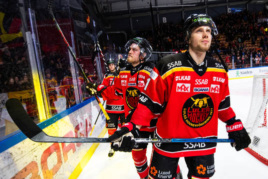 Luleås Petter Emanuelsson och Juhani Tyrväinen jublar