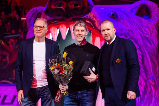 Lars Edström hyllas av Luleås Per Selberg (vänster) och