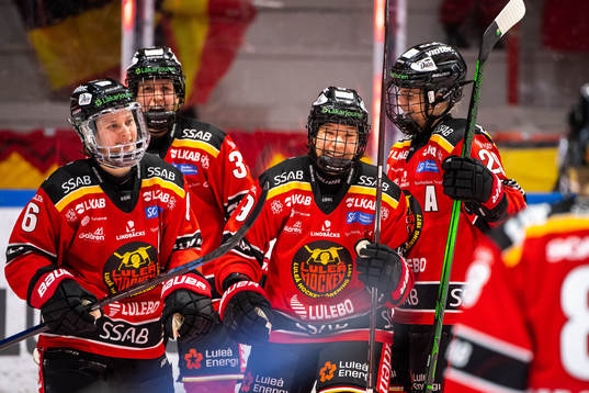 Luleås Chiho Osawa jublar med lagkamrater