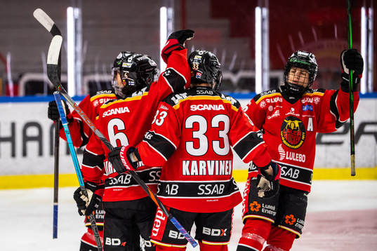 Luleås Jenni Hiirikoski jublar med lagkamrater