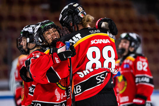 Luleås Sandra Rannerud och Ronja Savolainen jublar