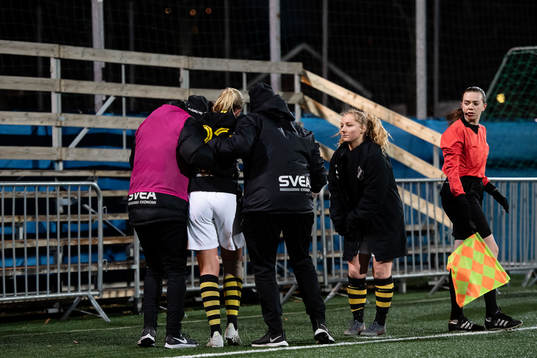 s Alice Durfors lämnar planen skadad