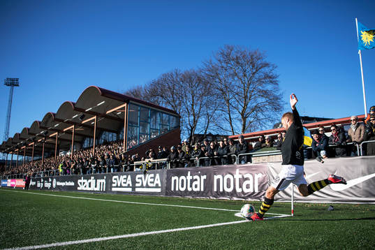 s Sebastian Larsson slår en hörna