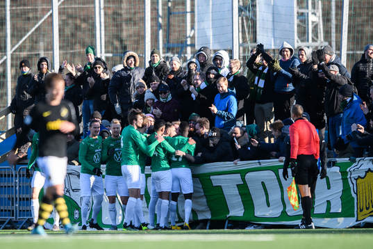 Jönköpings Dzenis Kozica jublar med lagkamrater