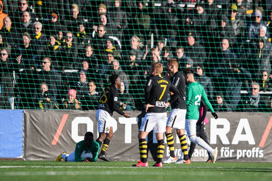 s Erick Otieno orsakar en straff till Jönköping