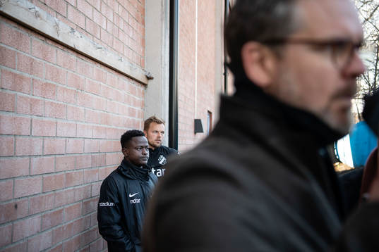 s Erick Otieno och Sebastian Larsson deppar bakom tränare