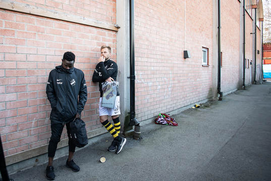 s Erick Otieno och Sebastian Larsson deppar