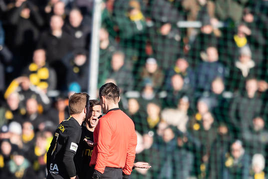 s Jasir Asani reagerar mot domaren