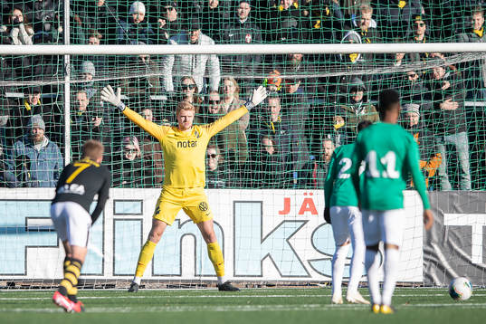 s målvakt Jacob Haugaard gör sig redo för en straff