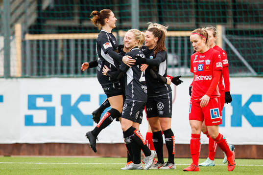 Göteborgs Emma Koivisto med lagkamrater jublar