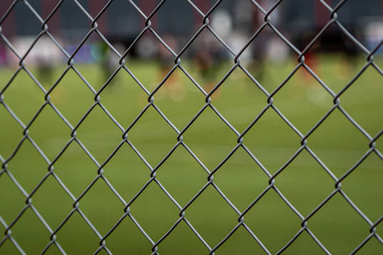 Staket utanför en fotbollsplan
