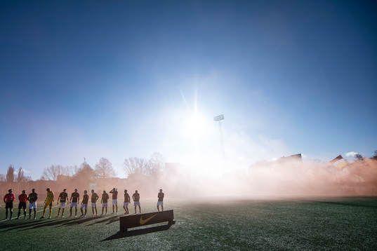 s spelare står uppställda
