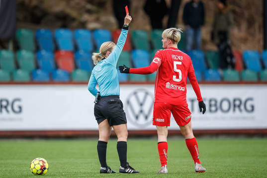 Linköpings Nilla Fischer tilldelas ett rött kort