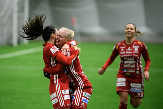 Piteås Josefin Johansson och Astrid Larsson  jublar