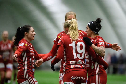 Piteås Fernanda Da Silva jublar med lagkamrater