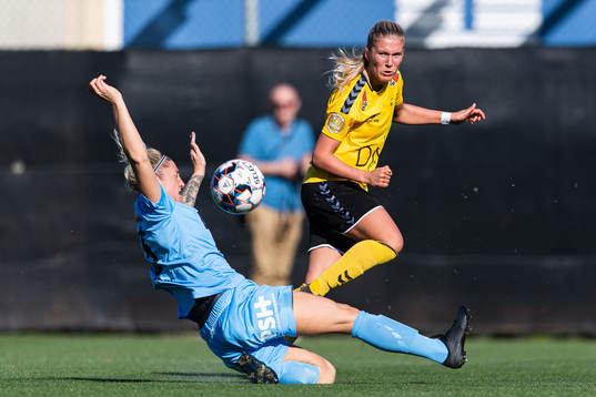 Robyn Decker of Avaldsnes and Emilie Nautnes of LSK Kvinner