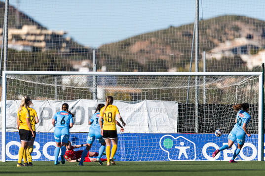 Andrea Norheim of Avaldsnes scores 1-1