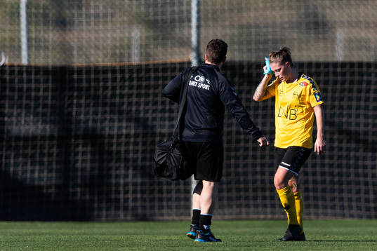 Mimmi Löfwenius of LSK Kvinner with an ice pack against