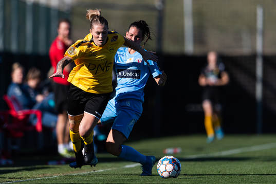 Mimmi Löfwenius of LSK Kvinner and Emma Rolston of