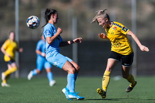 Emma Rolston of Avaldsnes and Anja Sønstevold of LSK