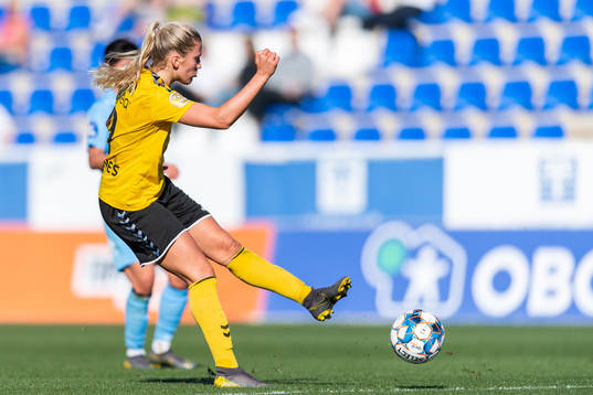 Emilie Nautnes of LSK Kvinner in aciton